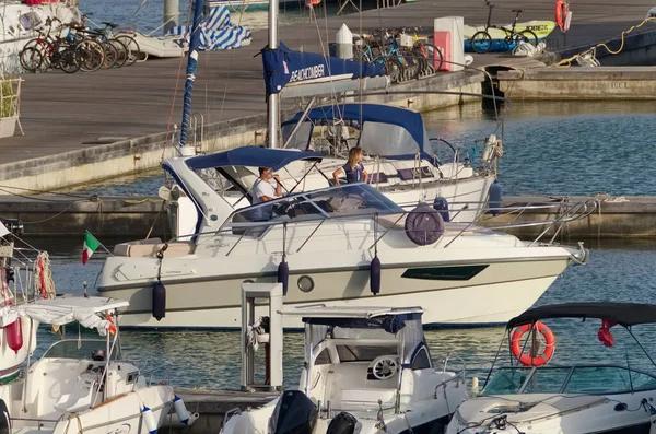 İtalya, Sicilya, Akdeniz, Marina di Ragusa (Ragusa Eyaleti); 2 Eylül 2020, limanda lüks bir yatta çift - EDITORIAL