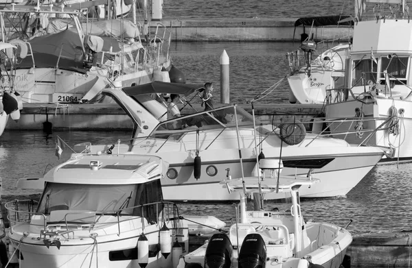 İtalya, Sicilya, Akdeniz, Marina di Ragusa (Ragusa Eyaleti); 2 Eylül 2020, limanda lüks bir yatta çift - EDITORIAL