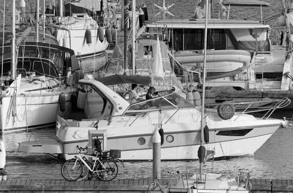意大利 西西里 地中海 拉古萨海 拉古萨省 2020年9月2日 一对夫妇在港口的豪华游艇上 Editorial — 图库照片