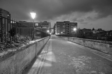 İtalya, Sicilya, Ragusa, gün batımında eski köprüsünden şehrin manzarası.