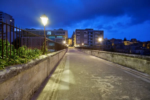 İtalya, Sicilya, Ragusa, gün batımında eski köprüsünden şehrin manzarası.