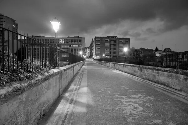 İtalya, Sicilya, Ragusa, gün batımında eski köprüsünden şehrin manzarası.