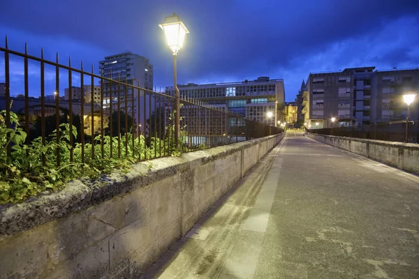 İtalya, Sicilya, Ragusa, gün batımında eski köprüsünden şehrin manzarası.