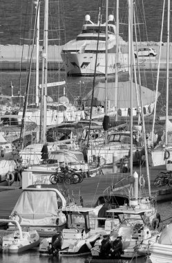 İtalya, Sicilya, Akdeniz, Marina di Ragusa (Ragusa Eyaleti); 4 Eylül 2020, limanda motorlu tekneler ve lüks yatlar - EDITORIAL