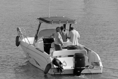 İtalya, Sicilya, Akdeniz, Marina di Ragusa (Ragusa Eyaleti); 5 Eylül 2020, limandaki bir motorlu tekne - EDITORIAL