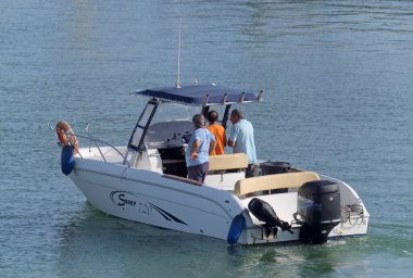 İtalya, Sicilya, Akdeniz, Marina di Ragusa (Ragusa Eyaleti); 5 Eylül 2020, limandaki bir motorlu tekne - EDITORIAL