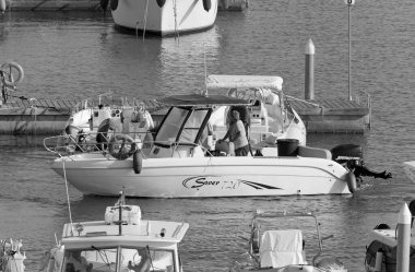 İtalya, Sicilya, Akdeniz, Marina di Ragusa (Ragusa ili); 5 Eylül 2020, limandaki bir motorlu tekne ve lüks yatlarda yaşayan insanlar - EDITORIAL