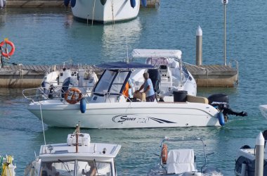 İtalya, Sicilya, Akdeniz, Marina di Ragusa (Ragusa ili); 5 Eylül 2020, limandaki bir motorlu tekne ve lüks yatlarda yaşayan insanlar - EDITORIAL