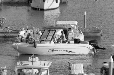 İtalya, Sicilya, Akdeniz, Marina di Ragusa (Ragusa ili); 5 Eylül 2020, limandaki bir motorlu tekne ve lüks yatlarda yaşayan insanlar - EDITORIAL