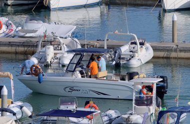 İtalya, Sicilya, Akdeniz, Marina di Ragusa (Ragusa ili); 5 Eylül 2020, limandaki bir motorlu tekne ve lüks yatlarda yaşayan insanlar - EDITORIAL