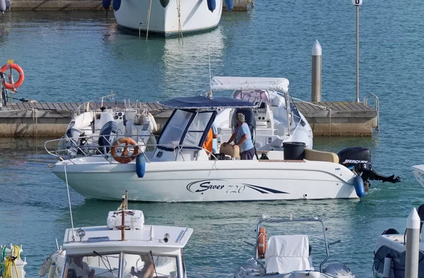 İtalya, Sicilya, Akdeniz, Marina di Ragusa (Ragusa ili); 5 Eylül 2020, limandaki bir motorlu tekne ve lüks yatlarda yaşayan insanlar - EDITORIAL