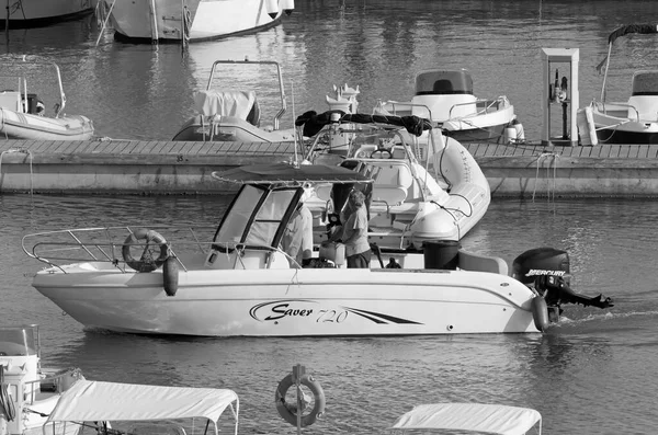 İtalya, Sicilya, Akdeniz, Marina di Ragusa (Ragusa ili); 5 Eylül 2020, limandaki bir motorlu tekne ve lüks yatlarda yaşayan insanlar - EDITORIAL