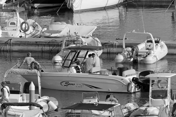 İtalya, Sicilya, Akdeniz, Marina di Ragusa (Ragusa Eyaleti); 4 Mayıs 2020, limandaki bir motorlu tekne - EDITORIAL