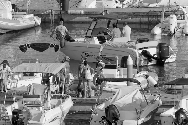 İtalya, Sicilya, Akdeniz, Marina di Ragusa (Ragusa Eyaleti); 5 Eylül 2020, limandaki insanlar, motorlu tekneler ve lüks yatlar - EDITORIAL