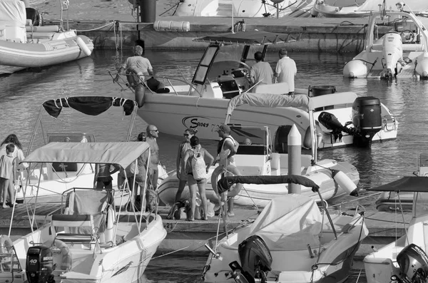 İtalya, Sicilya, Akdeniz, Marina di Ragusa (Ragusa Eyaleti); 5 Eylül 2020, limandaki insanlar, motorlu tekneler ve lüks yatlar - EDITORIAL