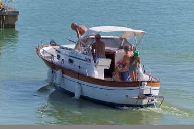 İtalya, Sicilya, Akdeniz, Marina di Ragusa (Ragusa Eyaleti); 6 Eylül 2020, limanda lüks bir yatta insanlar - EDITORIAL