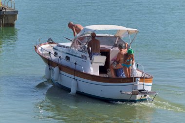 İtalya, Sicilya, Akdeniz, Marina di Ragusa (Ragusa Eyaleti); 6 Eylül 2020, limanda lüks bir yatta insanlar - EDITORIAL