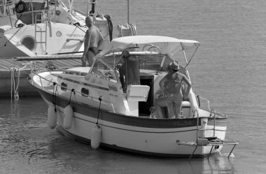 İtalya, Sicilya, Akdeniz, Marina di Ragusa (Ragusa Eyaleti); 6 Eylül 2020, limanda lüks bir yatta insanlar - EDITORIAL