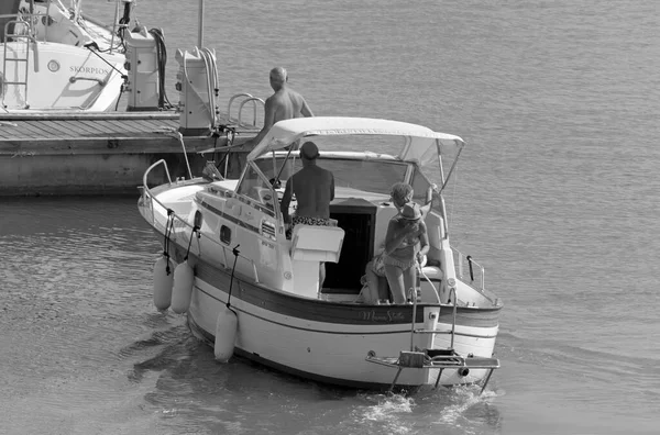 İtalya, Sicilya, Akdeniz, Marina di Ragusa (Ragusa Eyaleti); 6 Eylül 2020, limanda lüks bir yatta insanlar - EDITORIAL