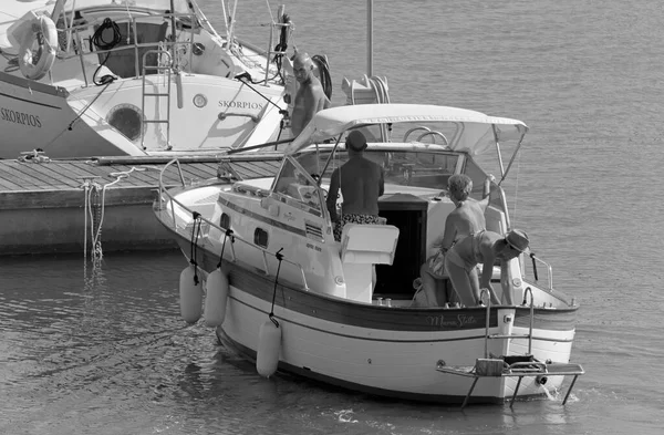 İtalya, Sicilya, Akdeniz, Marina di Ragusa (Ragusa Eyaleti); 6 Eylül 2020, limanda lüks bir yatta insanlar - EDITORIAL