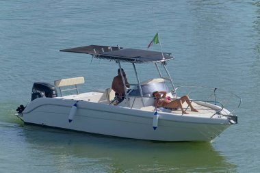 İtalya, Sicilya, Akdeniz, Marina di Ragusa (Ragusa Eyaleti); 6 Eylül 2020, limanda bir motorlu tekne - EDITORIAL