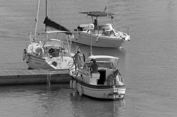 意大利 西西里 地中海 拉古萨港 拉古萨省 2020年9月6日 港口乘坐豪华游艇的人 Editorial — 图库照片