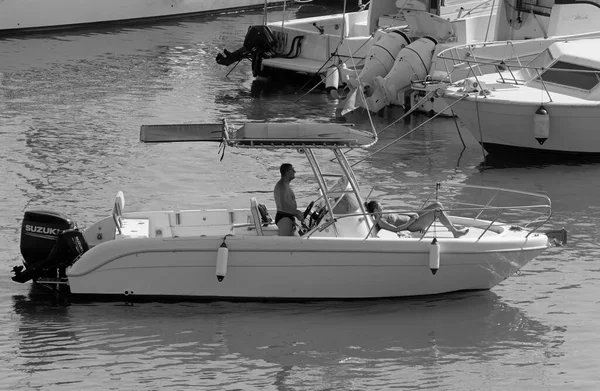 イタリア シチリア島 地中海 マリーナ ラグーザ ラグーザ州 9月2020 港のモーターボートと豪華ヨットでカップル Editorial — ストック写真