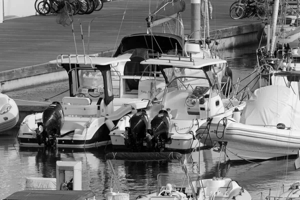 意大利 西西里 地中海 拉古萨港 拉古萨省 2020年9月6日 港口的汽艇和豪华游艇 Editorial — 图库照片