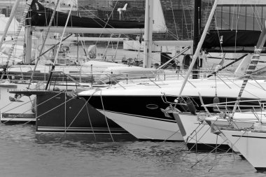 İtalya, Sicilya, Akdeniz, Marina di Ragusa (Ragusa ili); 7 Eylül 2020, limanda lüks yatlar - EDITORIAL