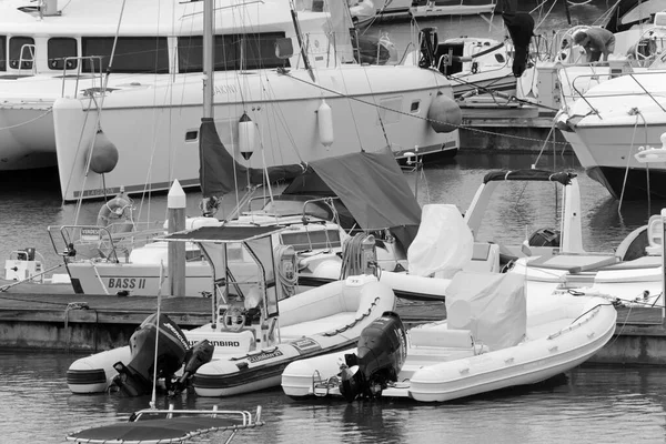イタリア シチリア島 地中海 マリーナ ラグーザ ラグーザ州 9月2020 港のモーターボートや豪華ヨット 編集部 — ストック写真