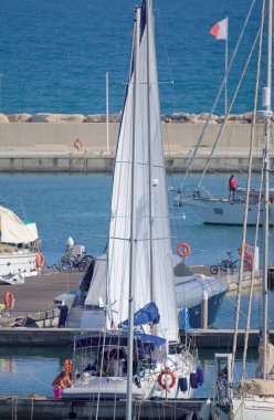 İtalya, Sicilya, Akdeniz, Marina di Ragusa (Ragusa Eyaleti); 9 Eylül 2020, limandaki insanlar ve lüks yatlar - EDITORIAL