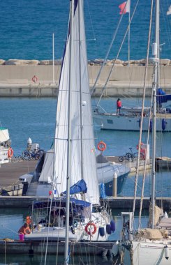 İtalya, Sicilya, Akdeniz, Marina di Ragusa (Ragusa Eyaleti); 9 Eylül 2020, limandaki insanlar ve lüks yatlar - EDITORIAL