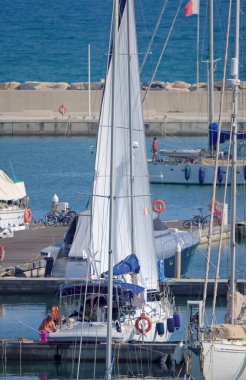 İtalya, Sicilya, Akdeniz, Marina di Ragusa (Ragusa Eyaleti); 9 Eylül 2020, limandaki insanlar ve lüks yatlar - EDITORIAL