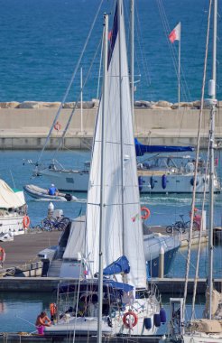 İtalya, Sicilya, Akdeniz, Marina di Ragusa (Ragusa Eyaleti); 9 Eylül 2020, limandaki insanlar ve lüks yatlar - EDITORIAL