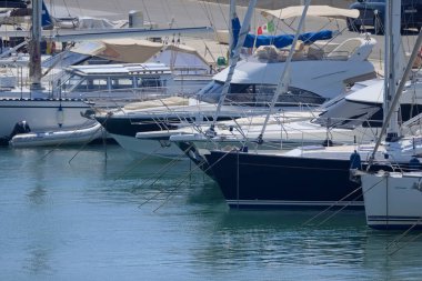 İtalya, Sicilya, Akdeniz, Marina di Ragusa (Ragusa ili); 10 Eylül 2020, limanda lüks yatlar - EDITORIAL