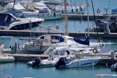 İtalya, Sicilya, Akdeniz, Marina di Ragusa (Ragusa Eyaleti); 10 Eylül 2020, limanda motorlu tekneler ve lüks yatlar - EDITORIAL