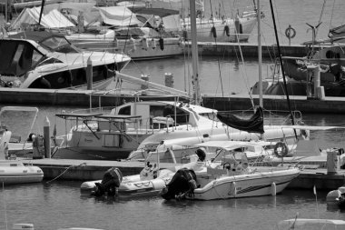 İtalya, Sicilya, Akdeniz, Marina di Ragusa (Ragusa Eyaleti); 10 Eylül 2020, limanda motorlu tekneler ve lüks yatlar - EDITORIAL