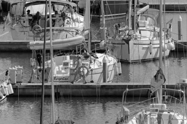 İtalya, Sicilya, Akdeniz, Marina di Ragusa (Ragusa Eyaleti); 10 Eylül 2020, limandaki insanlar ve lüks yatlar - EDITORIAL