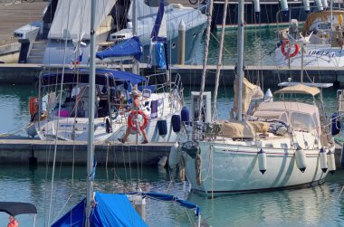 İtalya, Sicilya, Akdeniz, Marina di Ragusa (Ragusa Eyaleti); 10 Eylül 2020, limandaki insanlar ve lüks yatlar - EDITORIAL