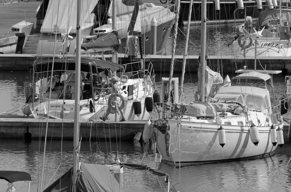 意大利 西西里 地中海 拉古萨港 拉古萨省 2020年9月10日 港口内的人员和豪华游艇 Editorial — 图库照片