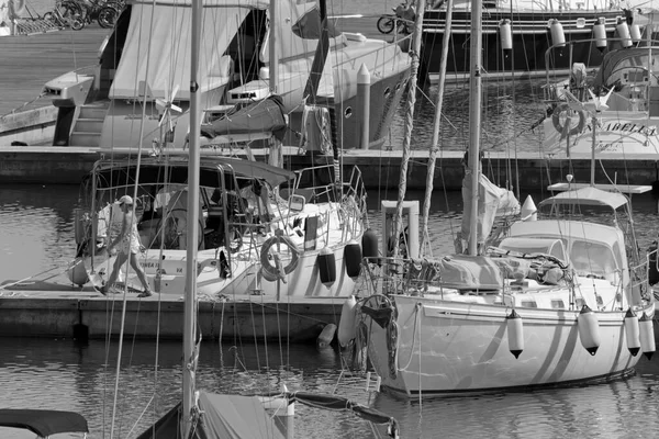 イタリア シチリア島 地中海 マリーナ ラグーザ ラグーザ州 9月2020 ポート内の人々と豪華ヨット Editorial — ストック写真