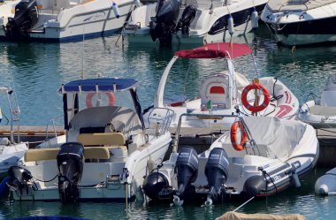 İtalya, Sicilya, Akdeniz, Marina di Ragusa (Ragusa Eyaleti); 10 Eylül 2020, limanda motorlu tekne - EDITORIAL