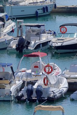 İtalya, Sicilya, Akdeniz, Marina di Ragusa (Ragusa Eyaleti); 11 Eylül 2020, limanda motorlu tekneler ve lüks yatlar - EDITORIAL