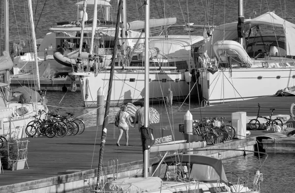 意大利 西西里 地中海 拉古萨港 拉古萨省 2020年9月11日 港口内的人员和豪华游艇 Editorial — 图库照片
