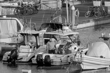 İtalya, Sicilya, Akdeniz, Marina di Ragusa (Ragusa ili); 11 Eylül 2020, limandaki bir motorlu tekne ve lüks yatlarda yaşayan insanlar - EDITORIAL