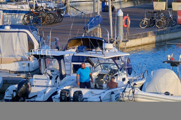 Italien Sicilien Medelhavet Marina Ragusa Ragusaprovinsen September 2020 Människor Motorbåt — Stockfoto