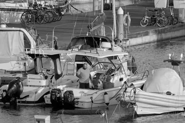 イタリア シチリア島 地中海 マリーナ ラグーザ ラグーザ州 9月2020 ポート内のモーターボートや高級ヨット上の人々 Editorial — ストック写真