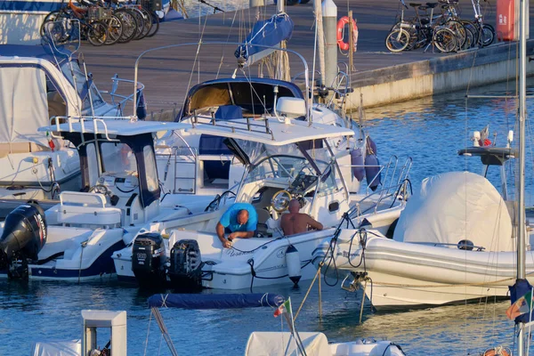 İtalya, Sicilya, Akdeniz, Marina di Ragusa (Ragusa ili); 11 Eylül 2020, limandaki bir motorlu tekne ve lüks yatlarda yaşayan insanlar - EDITORIAL