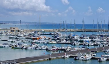 İtalya, Sicilya, Akdeniz, Marina di Ragusa (Ragusa Eyaleti); 12 Eylül 2020, limanda motorlu tekneler ve lüks yatlar - EDITORIAL