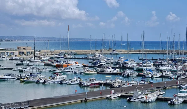 意大利 西西里 地中海 拉古萨港 拉古萨省 2020年9月12日 港口的汽艇和豪华游艇 Editorial — 图库照片